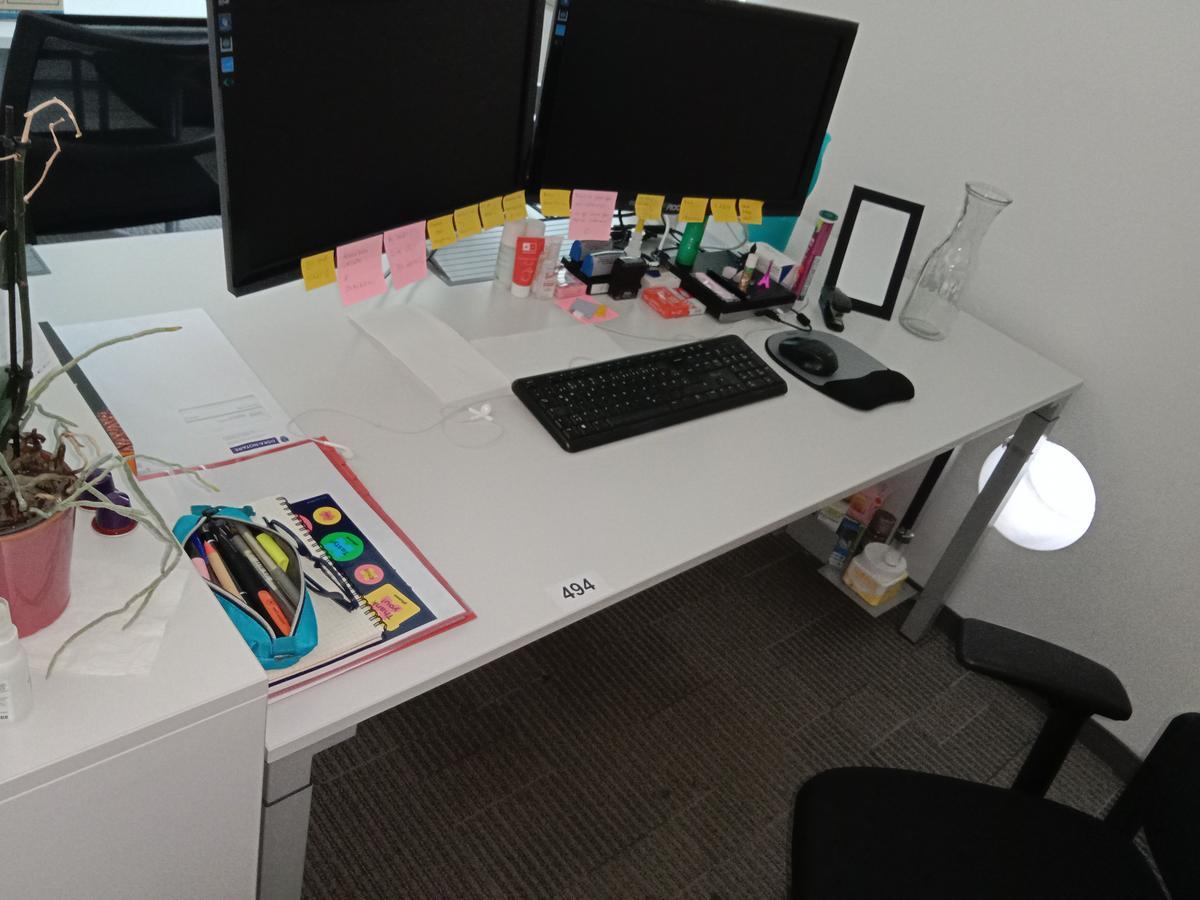 Steelcase Schreibtisch, ca. 160x90cm, weiß, ohne Rückwand, mit EDV Klappe?d=2025-10-11 20:41:27