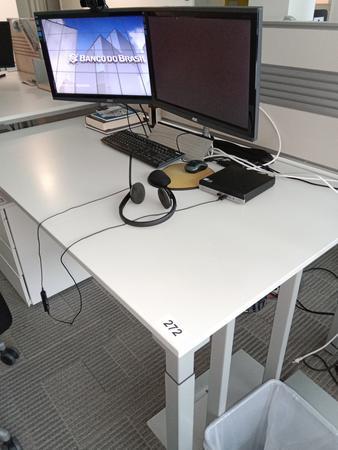 Steelcase Schreibtisch, ca. 160x90cm, weiß, ohne Rückwand, mit EDV Klappe Steelcase Schreibtisch, ca. 160x90cm, weiß, ohne Rückwand, mit EDV Klappe