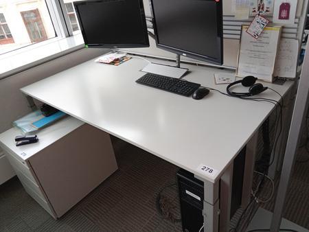 Steelcase Schreibtisch, ca. 160x90cm, weiß, mit Rückwand, mit EDV Klappe Steelcase Schreibtisch, ca. 160x90cm, weiß, mit Rückwand, mit EDV Klappe