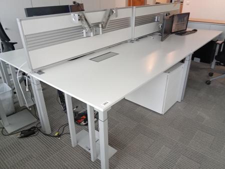 Steelcase Schreibtisch, ca. 160x90cm, weiß, mit Rückwand, mit EDV Klappe Steelcase Schreibtisch, ca. 160x90cm, weiß, mit Rückwand, mit EDV Klappe