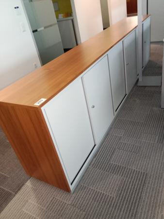 3teilige Aktenschrankkombination, Steelcase, weiß, je 100cm lang und 2 Ordner hoch 3teilige Aktenschrankkombination, Steelcase, weiß, je 100cm lang und 2 Ordner hoch