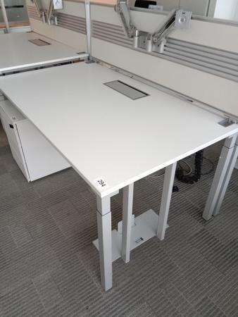 Steelcase Schreibtisch, ca. 160x90cm, weiß, ohne Rückwand, mit EDV Klappe Steelcase Schreibtisch, ca. 160x90cm, weiß, ohne Rückwand, mit EDV Klappe