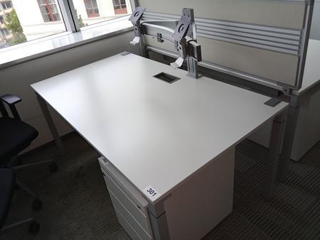 Steelcase Schreibtisch, ca. 160x90cm, weiß, ohne Rückwand, mit EDV Klappe Steelcase Schreibtisch, ca. 160x90cm, weiß, ohne Rückwand, mit EDV Klappe