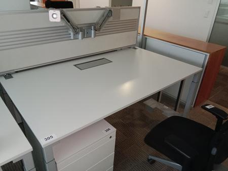 Steelcase Schreibtisch, ca. 160x90cm, weiß, mit Rückwand, mit EDV Klappe Steelcase Schreibtisch, ca. 160x90cm, weiß, mit Rückwand, mit EDV Klappe