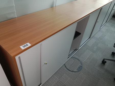 3teilige Aktenschrankkombination, Steelcase, weiß, je 120cm lang und 2 Ordner hoch 3teilige Aktenschrankkombination, Steelcase, weiß, je 120cm lang und 2 Ordner hoch