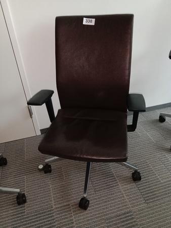Bürodrehstuhl - Chefsessel von Bene, Lederbezug, dunkelbraun Bürodrehstuhl - Chefsessel von Bene, Lederbezug, dunkelbraun