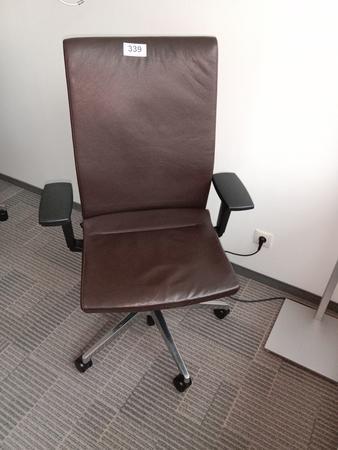 Bürodrehstuhl - Chefsessel von Bene, Lederbezug, dunkelbraun Bürodrehstuhl - Chefsessel von Bene, Lederbezug, dunkelbraun