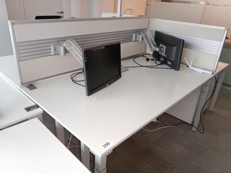 Doppelarbeitsplatz von Steelcase bestehend aus 2 Schreibtischen mit je 160x90cm, inkl. Trennwand Doppelarbeitsplatz von Steelcase bestehend aus 2 Schreibtischen mit je 160x90cm, inkl. Trennwand
