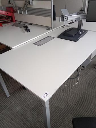 Steelcase Schreibtisch, ca. 160x90cm, weiß, ohne Rückwand, mit EDV Klappe Steelcase Schreibtisch, ca. 160x90cm, weiß, ohne Rückwand, mit EDV Klappe