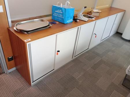 3teilige Aktenschrankkombination, Steelcase, weiß, je 100cm lang und 2 Ordner hoch 3teilige Aktenschrankkombination, Steelcase, weiß, je 100cm lang und 2 Ordner hoch