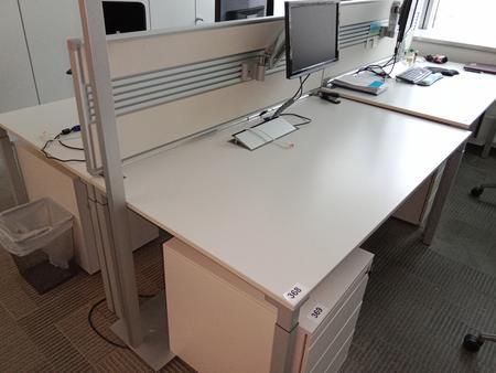 Doppelarbeitsplatz von Steelcase bestehend aus 2 Schreibtischen mit je 160x90cm, inkl. Trennwand Doppelarbeitsplatz von Steelcase bestehend aus 2 Schreibtischen mit je 160x90cm, inkl. Trennwand