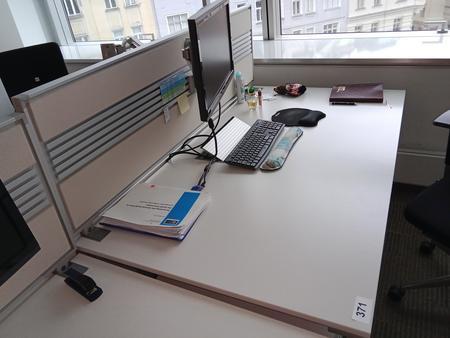 Doppelarbeitsplatz von Steelcase bestehend aus 2 Schreibtischen mit je 160x90cm, inkl. Trennwand Doppelarbeitsplatz von Steelcase bestehend aus 2 Schreibtischen mit je 160x90cm, inkl. Trennwand