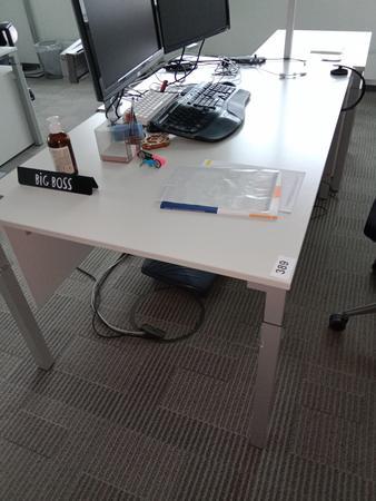 Steelcase Schreibtisch, ca. 160x90cm, weiß, ohne Rückwand, mit EDV Klappe Steelcase Schreibtisch, ca. 160x90cm, weiß, ohne Rückwand, mit EDV Klappe