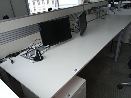 Steelcase Schreibtisch, ca. 160x90cm, weiß, ohne Rückwand, mit EDV Klappe Steelcase Schreibtisch, ca. 160x90cm, weiß, ohne Rückwand, mit EDV Klappe