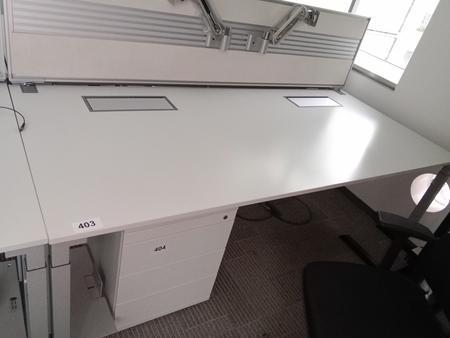 Steelcase Schreibtisch, ca. 200x90cm, weiß, mit Rückwand, mit EDV Klappe Steelcase Schreibtisch, ca. 200x90cm, weiß, mit Rückwand, mit EDV Klappe