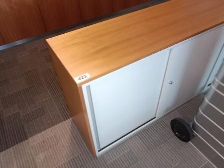 2teilige Aktenschrankkombination, Steelcase, weiß, je 120cm lang und 2 Ordner hoch 2teilige Aktenschrankkombination, Steelcase, weiß, je 120cm lang und 2 Ordner hoch