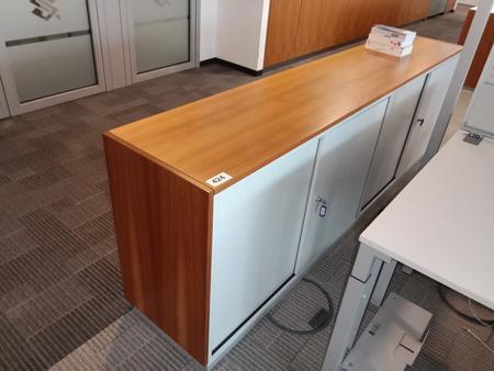 2teilige Aktenschrankkombination, Steelcase, weiß, je 120cm lang und 2 Ordner hoch 2teilige Aktenschrankkombination, Steelcase, weiß, je 120cm lang und 2 Ordner hoch