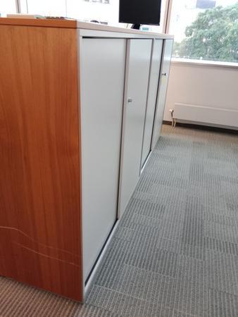 2teilige Aktenschrankkombination, Steelcase, weiß, je 120cm lang und 3 Ordner hoch 2teilige Aktenschrankkombination, Steelcase, weiß, je 120cm lang und 3 Ordner hoch