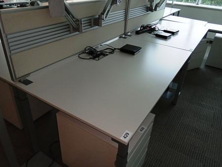 Doppelarbeitsplatz von Steelcase bestehend aus 2 Schreibtischen mit je 160x90cm, inkl. Trennwand Doppelarbeitsplatz von Steelcase bestehend aus 2 Schreibtischen mit je 160x90cm, inkl. Trennwand