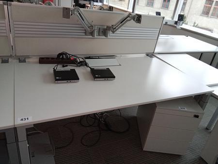 Doppelarbeitsplatz von Steelcase bestehend aus 2 Schreibtischen mit je 160x90cm, inkl. Trennwand Doppelarbeitsplatz von Steelcase bestehend aus 2 Schreibtischen mit je 160x90cm, inkl. Trennwand
