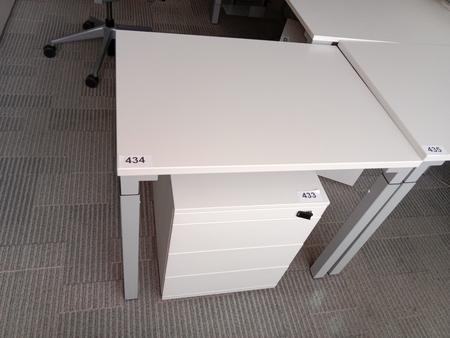 Beistelltisch von Steelcase, weiß, ca. 80x60cm Beistelltisch von Steelcase, weiß, ca. 80x60cm
