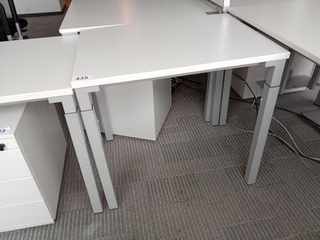 Beistelltisch von Steelcase, weiß, ca. 80x60cm Beistelltisch von Steelcase, weiß, ca. 80x60cm