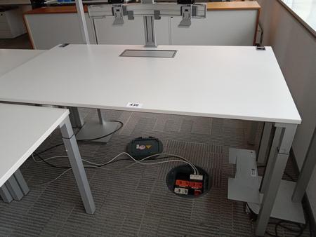 Steelcase Schreibtisch, ca. 160x90cm, weiß, ohne Rückwand, mit EDV Klappe Steelcase Schreibtisch, ca. 160x90cm, weiß, ohne Rückwand, mit EDV Klappe