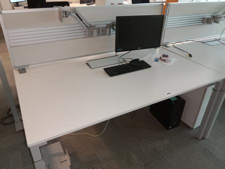 Doppelarbeitsplatz von Steelcase bestehend aus 2 Schreibtischen mit je 160x90cm, inkl. Trennwand Doppelarbeitsplatz von Steelcase bestehend aus 2 Schreibtischen mit je 160x90cm, inkl. Trennwand