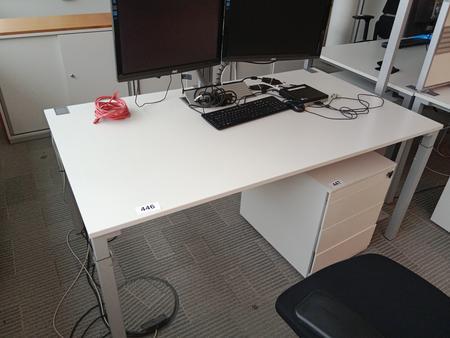 Steelcase Schreibtisch, ca. 160x90cm, weiß, ohne Rückwand, mit EDV Klappe Steelcase Schreibtisch, ca. 160x90cm, weiß, ohne Rückwand, mit EDV Klappe