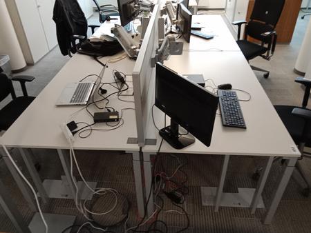 Doppelarbeitsplatz von Steelcase bestehend aus 2 Schreibtischen mit je 160x90cm, inkl. Trennwand Doppelarbeitsplatz von Steelcase bestehend aus 2 Schreibtischen mit je 160x90cm, inkl. Trennwand
