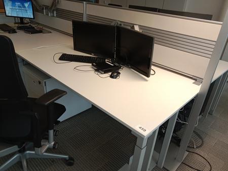 Doppelarbeitsplatz von Steelcase bestehend aus 2 Schreibtischen mit je 160x90cm, inkl. Trennwand Doppelarbeitsplatz von Steelcase bestehend aus 2 Schreibtischen mit je 160x90cm, inkl. Trennwand