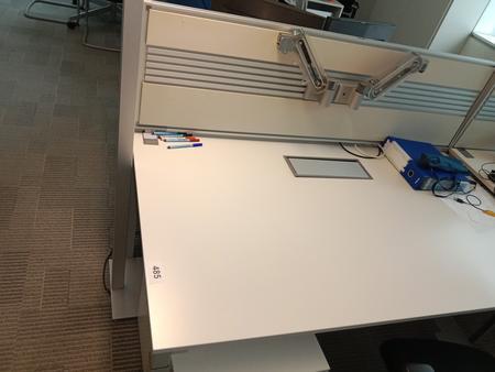 Doppelarbeitsplatz von Steelcase bestehend aus 2 Schreibtischen mit je 160x90cm, inkl. Trennwand Doppelarbeitsplatz von Steelcase bestehend aus 2 Schreibtischen mit je 160x90cm, inkl. Trennwand
