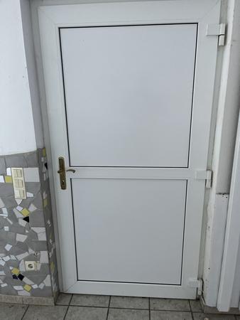 3 Stück Kunststoff-Eingangstüren weiss je ca. 85/205 cm - Selbstabbau durch den Mieter 3 Stück Kunststoff-Eingangstüren weiss je ca. 85/205 cm - Selbstabbau durch den Mieter