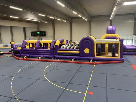 Ninja-Hindernisparcours, 5-teilig aufbaubar, 26x10m, 0.55mm PVC, mit 8 Geblse und komplettem Zubehr