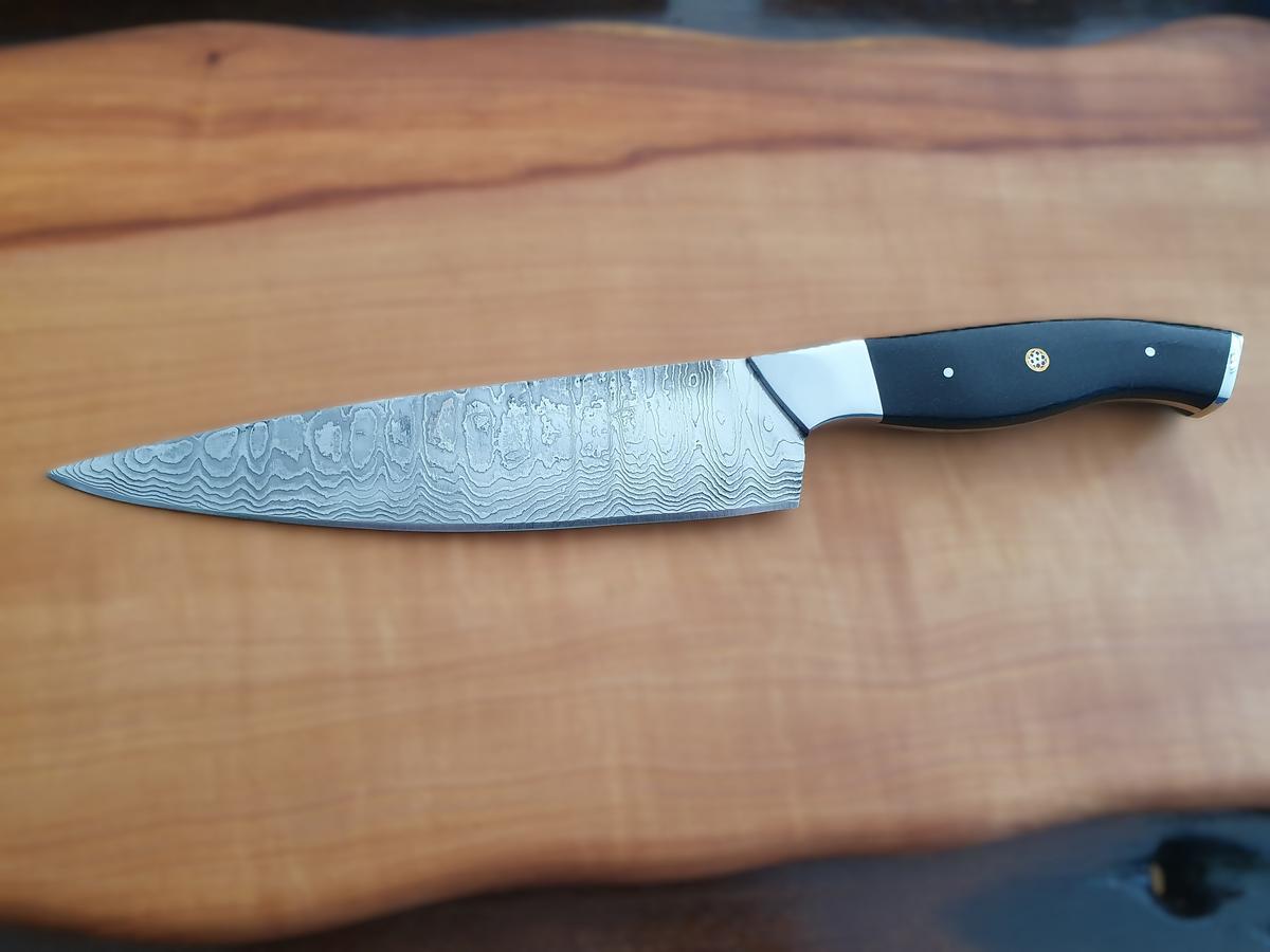 Damast-Kochmesser, Micarta-Griff schwarz, Klinge Damaszener Stahl, rund 150 Lagen, charakteristische, rustikale Schmiedeoberfläche, Gesamtlänge 310 mm, Klingenlänge 185 mm, Klingenstärke 3mm