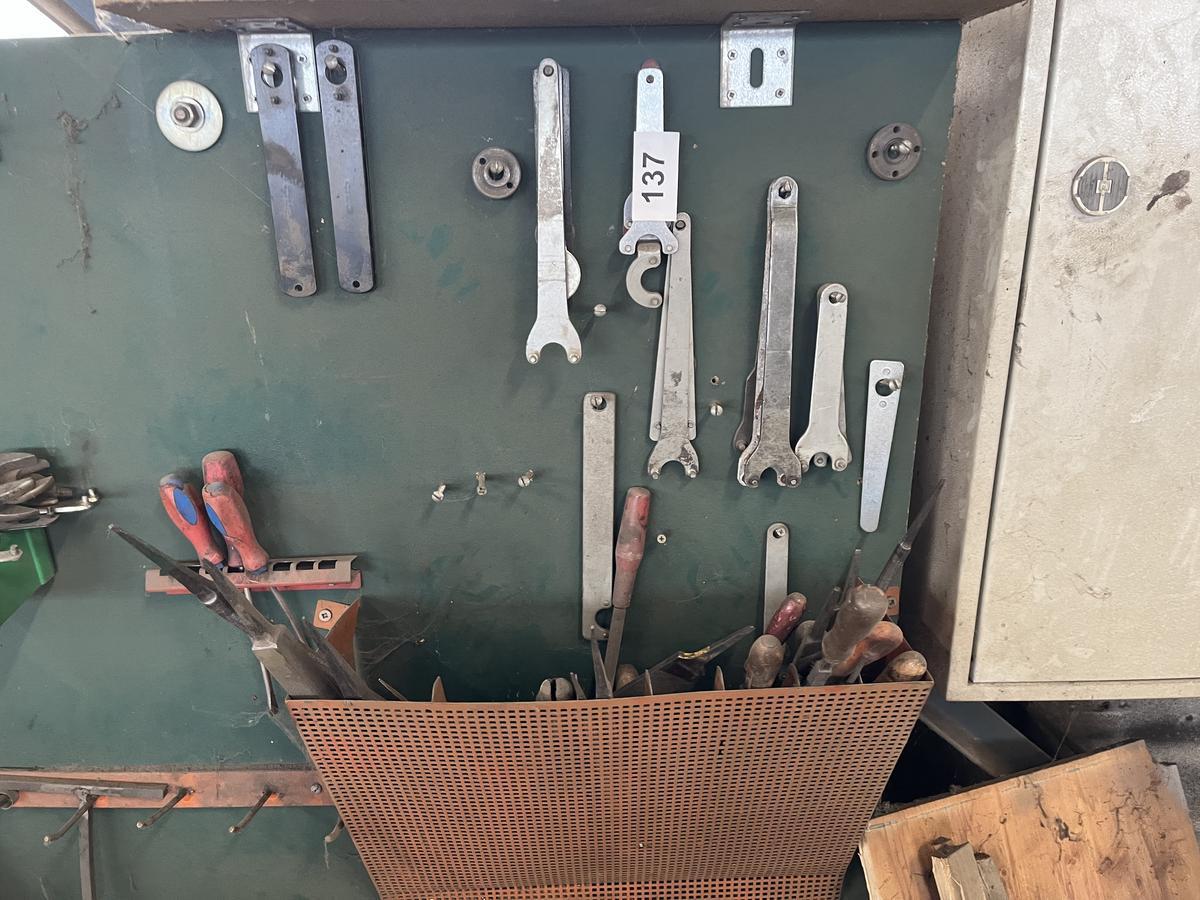 Wandrega mit diversen Handwerkzeugen bestückt?d=2025-10-14 01:29:56