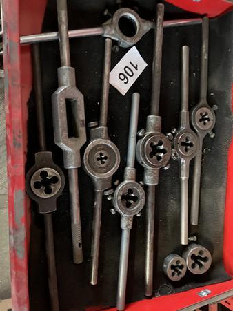 Ladeninhalt: Schneideisen usw. Ladeninhalt: Schneideisen usw.