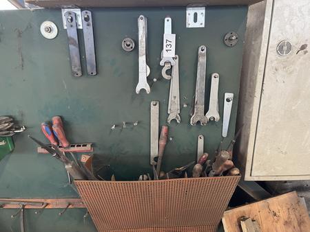 Wandrega mit diversen Handwerkzeugen bestückt Wandrega mit diversen Handwerkzeugen bestückt