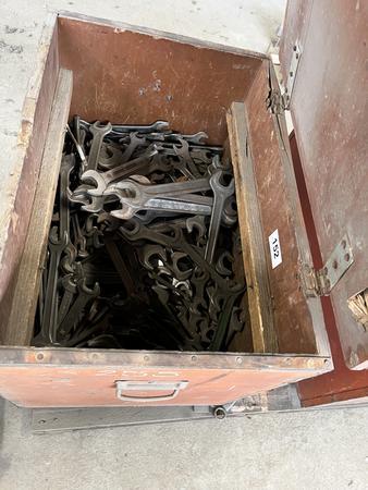 Kiste mit ca. 300 Stück Gabel/Ringschlüssel befüllt Kiste mit ca. 300 Stück Gabel/Ringschlüssel befüllt