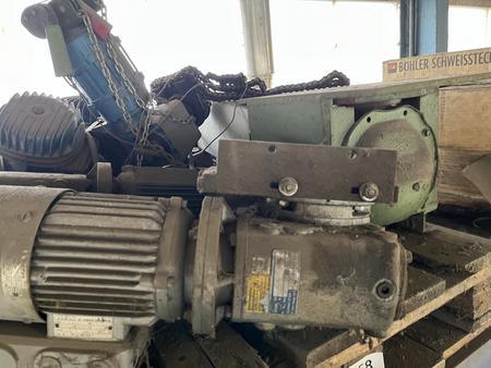 1 Palette mit Motoren , Aufzugsteilen usw 1 Palette mit Motoren , Aufzugsteilen usw