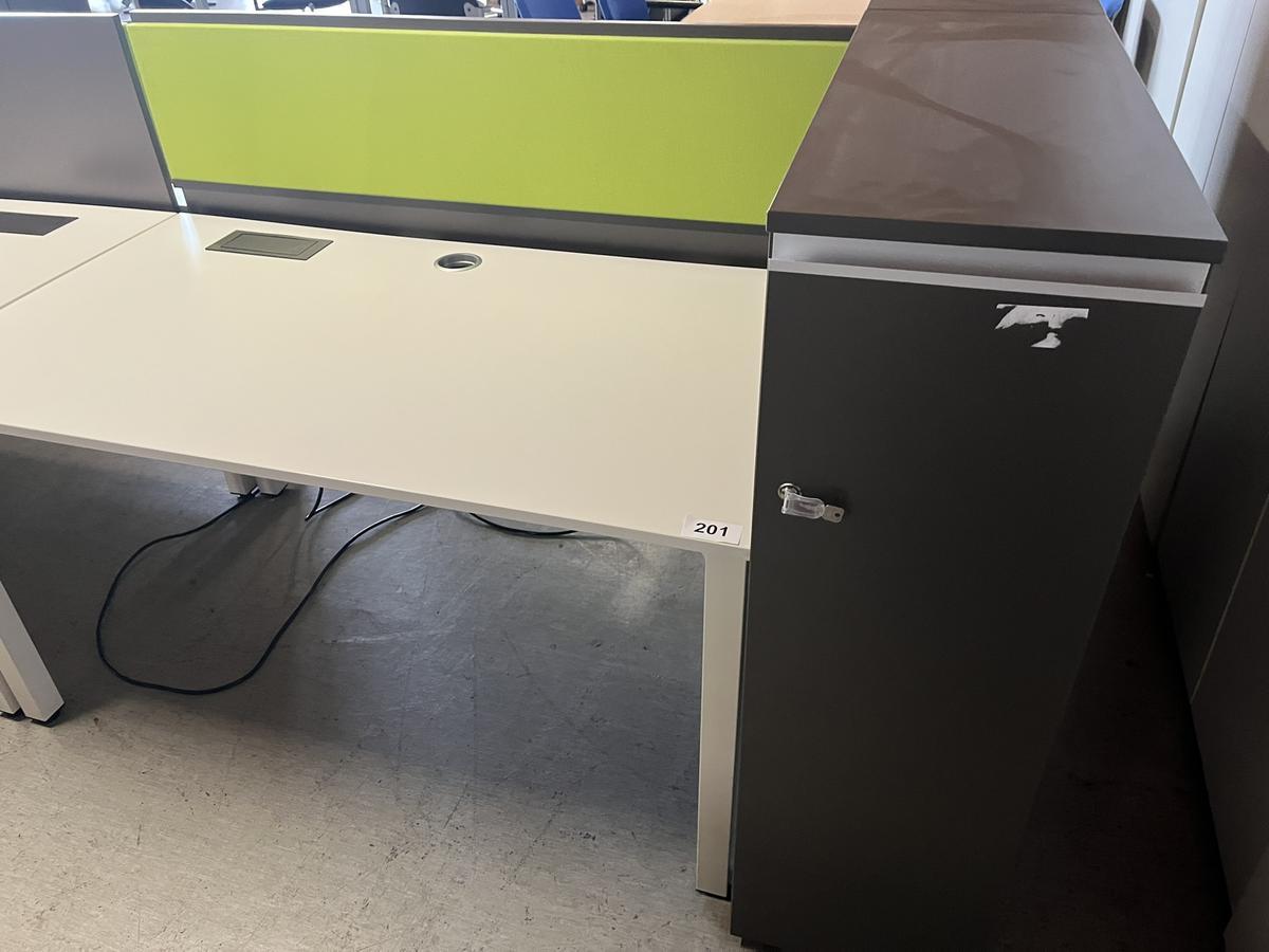 Schreibtischmodul mit Rückwand ca.140x80 cm und Auszugsladenschrank ca. 40 cm?d=2025-10-23 08:47:37