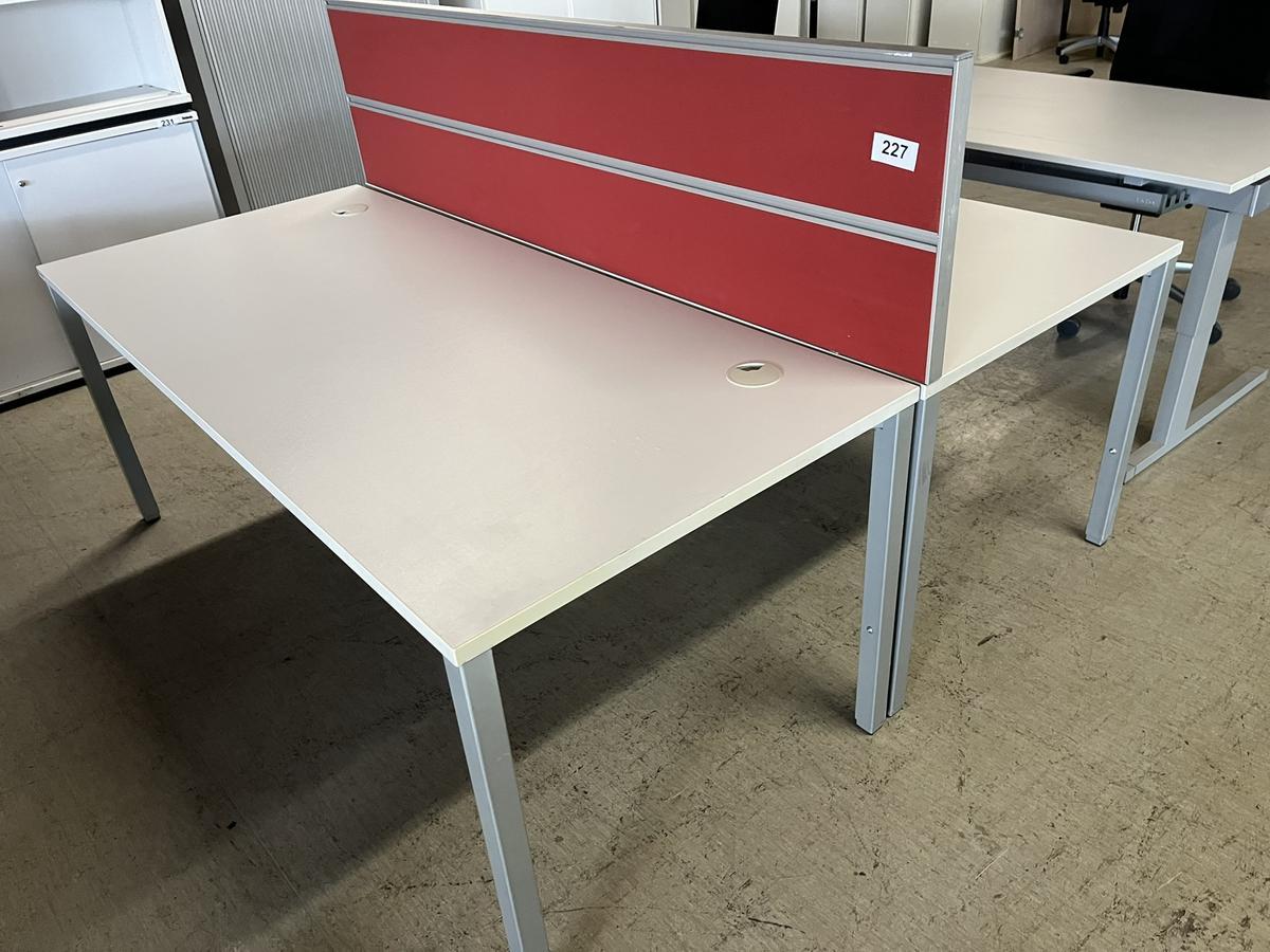 Doppel-,Arbeitsplatz je 180/80 cm mit Trennwand?d=2025-10-23 12:44:54