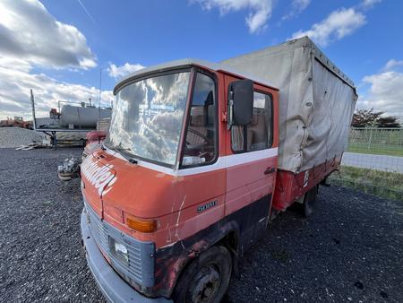 Mercedes 508 D mit Pritschenaufbau Almdudler Plane, BJ 06/1984, 63 kW, Diesel, rot