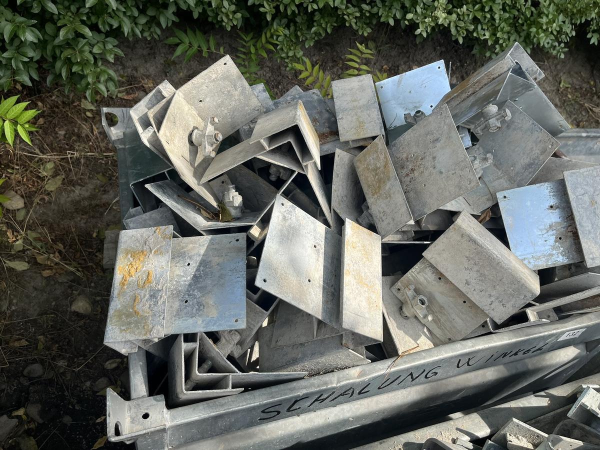 107 Stück = 1 Palette mit DOKA mit Abschalwinkel mit Muttern