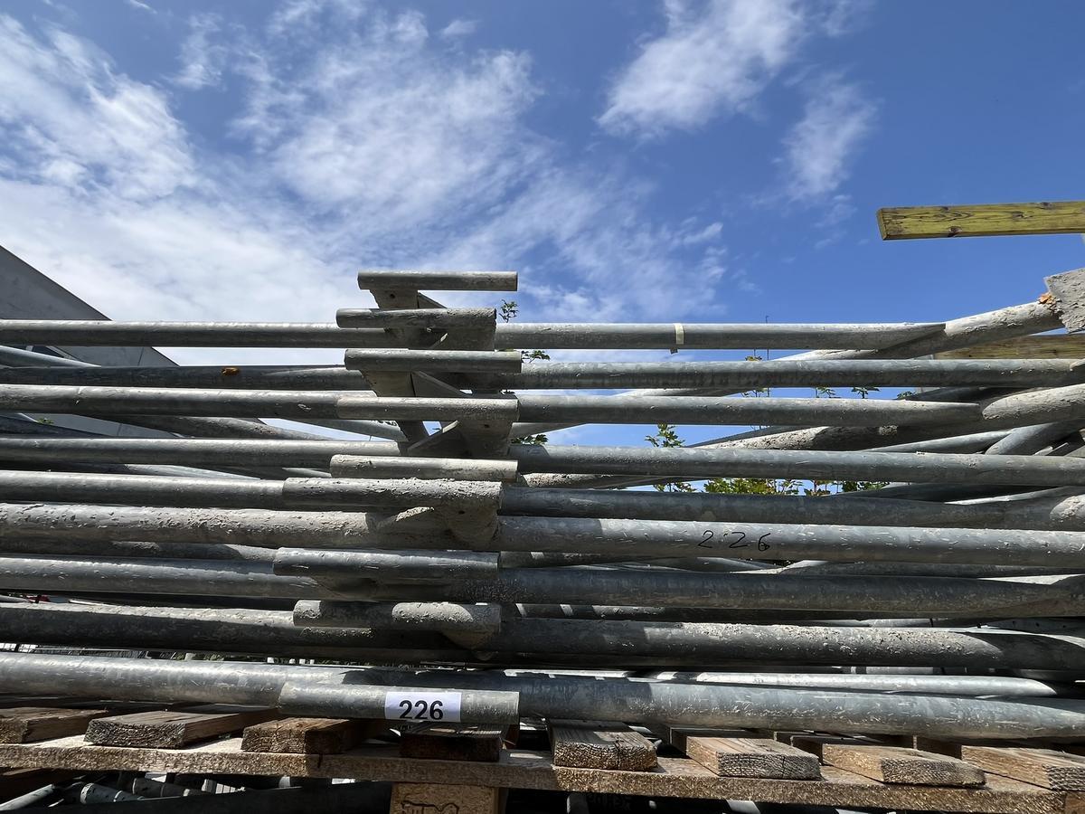 18 Stk. Schutzgerüstkonsolen für Klappbühnen?d=2025-10-29 10:46:43