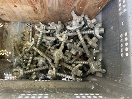 DOKA Box mit Anker-, Verbindungsmaterial gemischt usw. DOKA Box mit Anker-, Verbindungsmaterial gemischt usw.