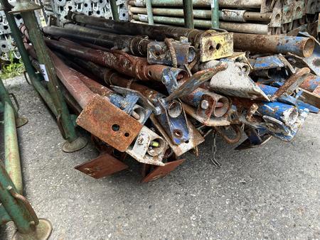 30 Stk. Ringer Schrägstützen lackiert ca. 300 cm 30 Stk. Ringer Schrägstützen lackiert ca. 300 cm