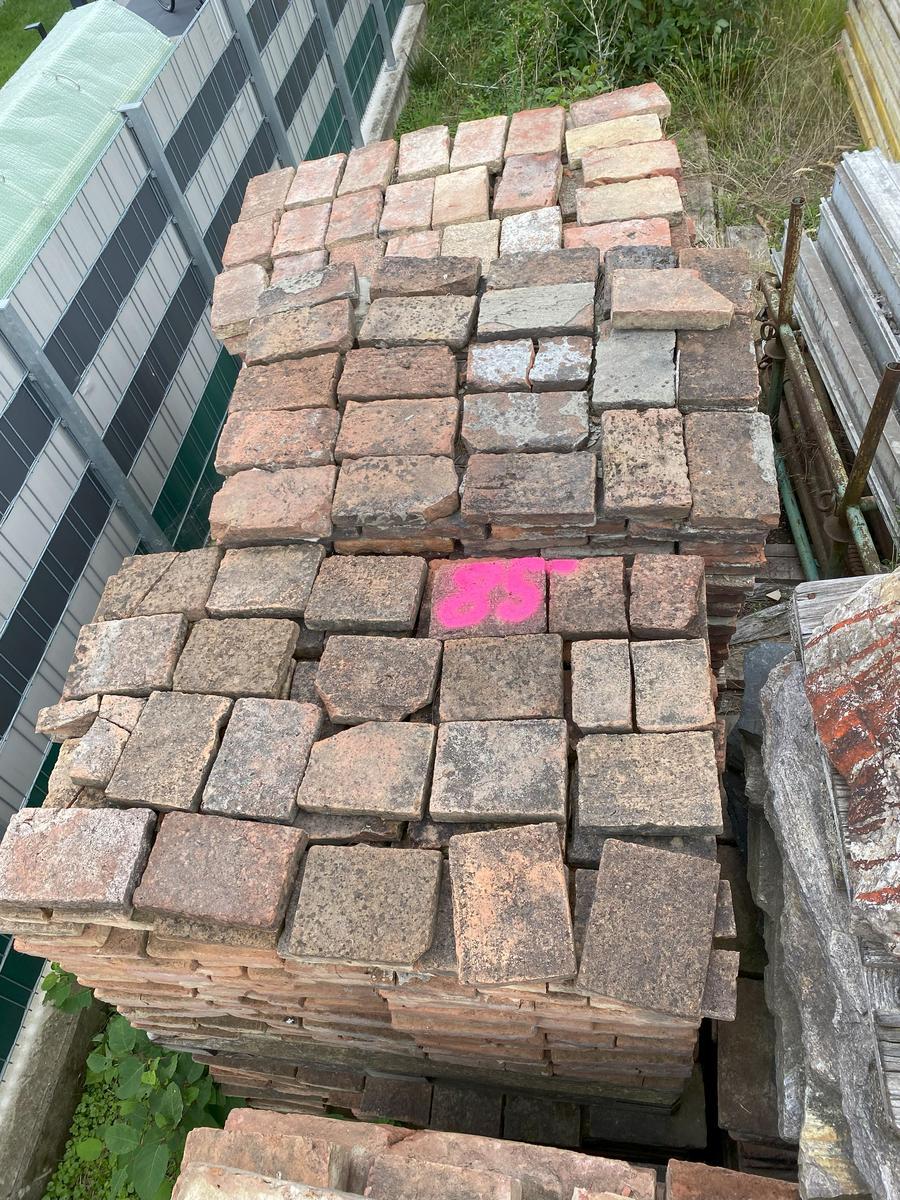 ca.24m2 =2 Pal. antike Ziegelsteine je ca. 24/16/5 cm für Weinkeller usw.?d=2025-10-29 13:22:16