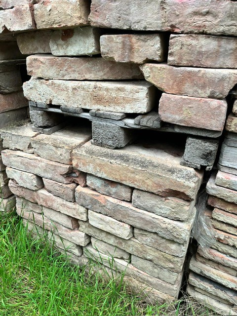 ca.8 m2 =2 Pal. antike Ziegelsteine je ca. 50/20/9 cm , 30/28 div.Masse?d=2025-10-29 13:14:22