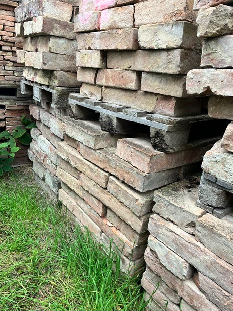 ca.8 m2 =2 Pal. antike Ziegelsteine je ca. 50/20/9 cm , 30/28 div.Masse